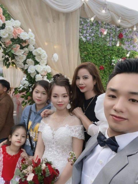 Váy cưới tùng vi tính xoè rộng