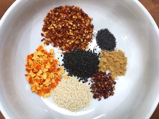 BỘT ỚT NHẬT BẢN 7 VỊ TÚI ĐỎ 300G - ASSORTED CHILI PEPPER (NANAMI TOGARASHI)