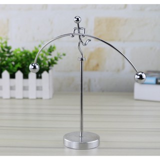 Mô hình người tập cử tạ cân bằng trên trụ cao, đứng 01 chân ngộ nghĩnh & độc lạ