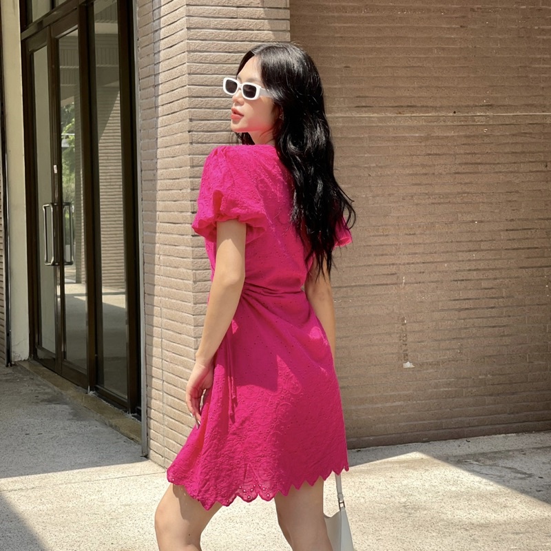 Đầm dáng ngắn cutout eo tay phồng dáng ngắn xô thêu hồng / trắng - Audrey Studio