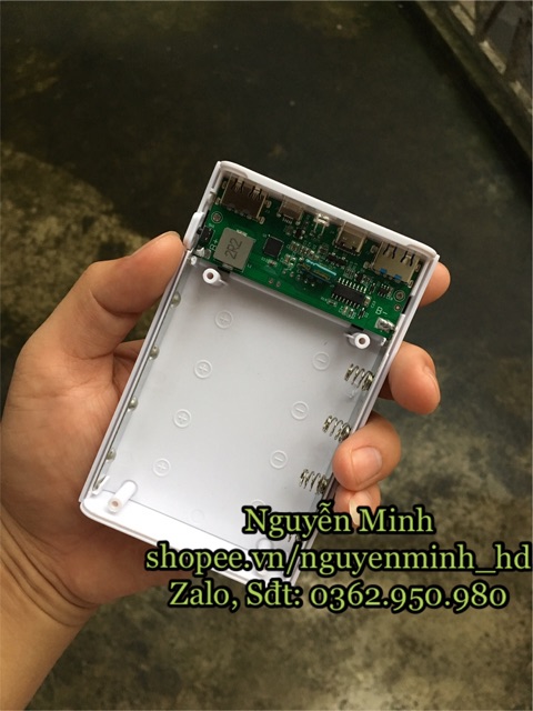 box sạc dự phòng hỗ trợ sạc nhanh loại lắp được 4 pin 18650 (BOX KHÔNG PIN)