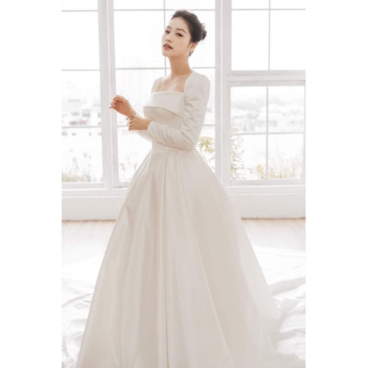 Váy cưới satin có thể mặc với tùng phồng to sang trọng. Thiết kế cổ vuông tay dài, váy đi bàn dress 47