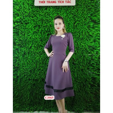 Đầm xòe màu tím cài hoa ở ngực chân váy phối lưới F410