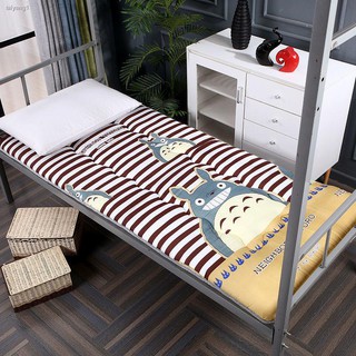 Nệm ngủ dày dặn có thể gấp gọn tiện lợi