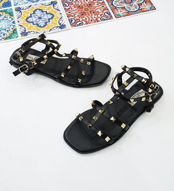 Sandal nút đinh dáng bệt