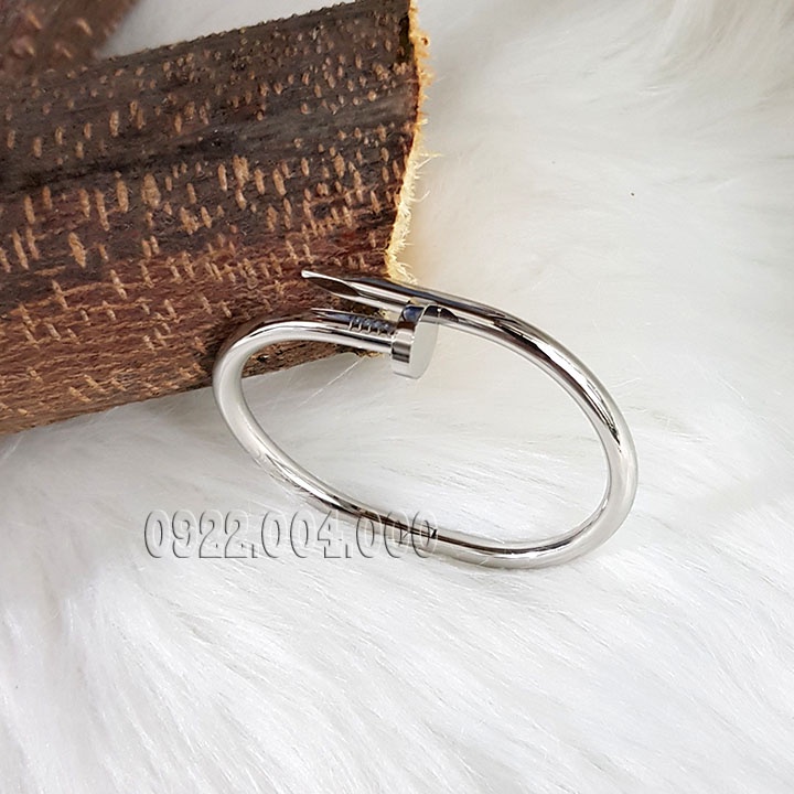 Vòng đinh uốn bảng dày cho tay nam.