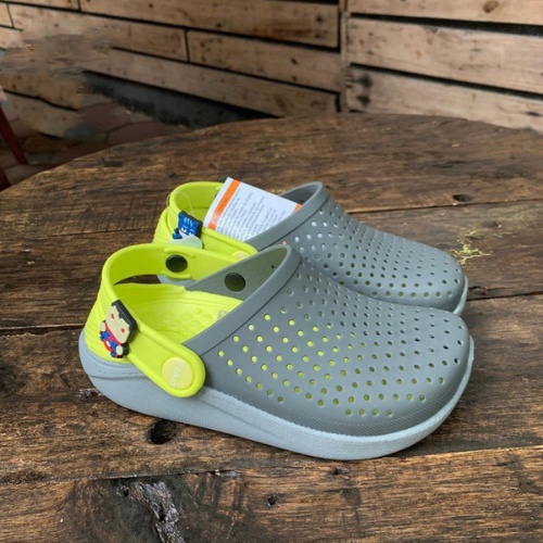 Dép sục nhựa bít đầu liter dành cho bé màu ghi vàng êm, mềm, k hôi chân, bám sàn tặng 10 stic