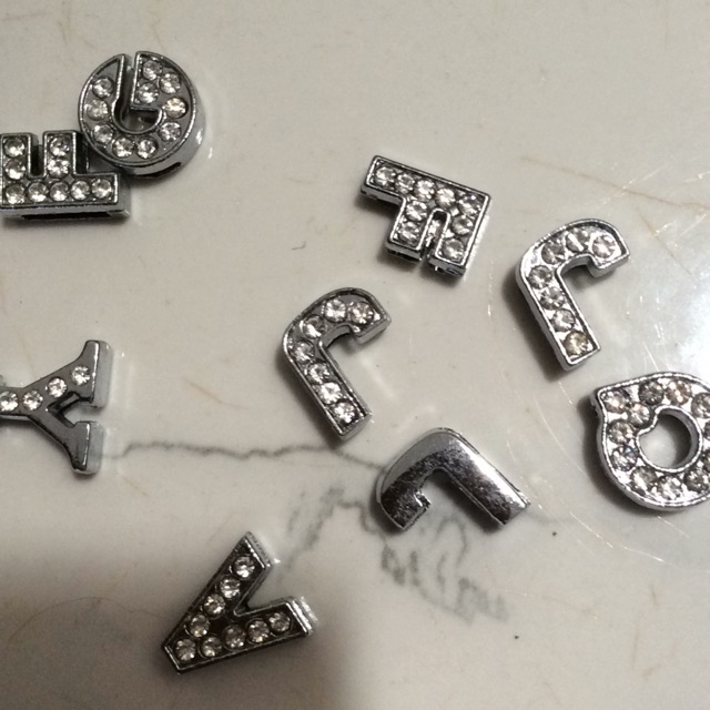 Mặt chữ inox gắn vòng tay handmade