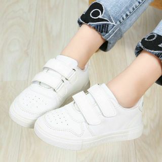 Giày thể thao basic có lỗ thoáng khí dễ mix đồ