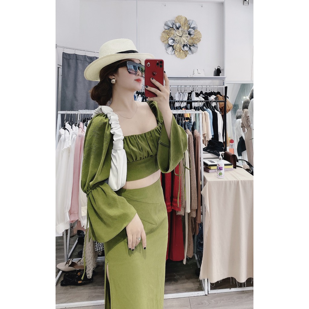 Sét Áo croptop kết hợp với chân váy xẻ tà | BigBuy360 - bigbuy360.vn