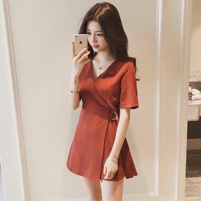 Váy thiết kế cổ V vạt eo