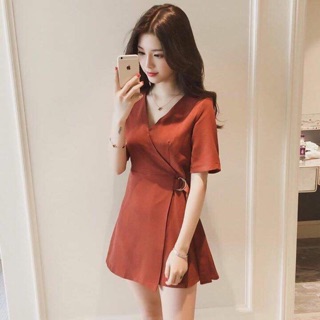 Váy thiết kế cổ V vạt eo