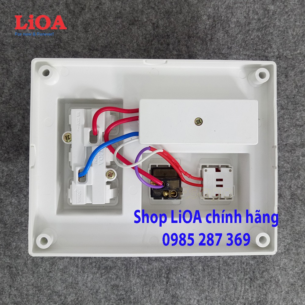 Bảng điện nổi LiOA 15A có 3 ổ cắm 2 chấu 1 công tắc 1 đèn báo màu XANH/ĐỎ