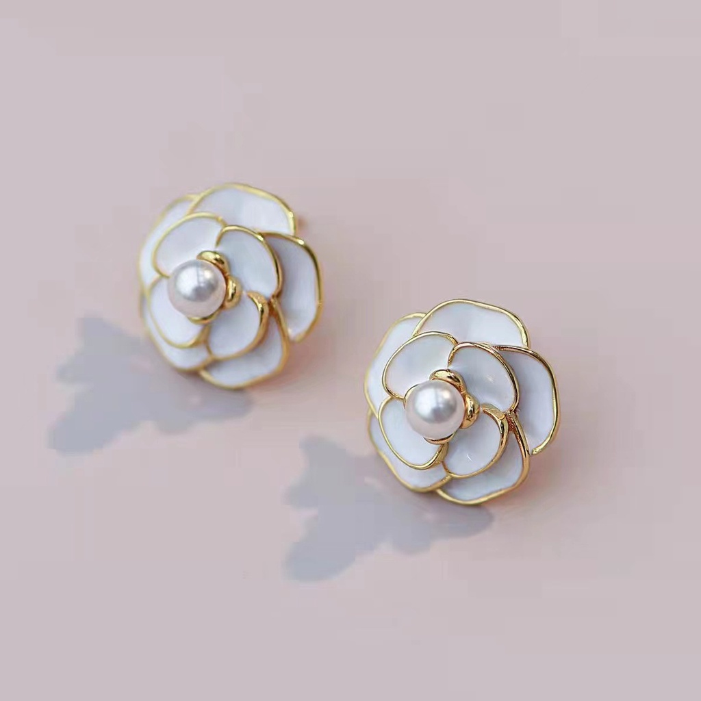 Khuyên tai nữ hoa trà đen và trắng viền mạ vàng đính ngọc trai nhân tạo TB584