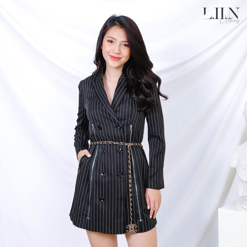 Áo vest nữ hiện đại Linbimàu đen sọc trắng dáng dài, thiết kế phối đai thanh lịch, sang trọng Liin clothing V5139