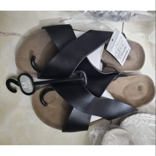 Combo dép của khách