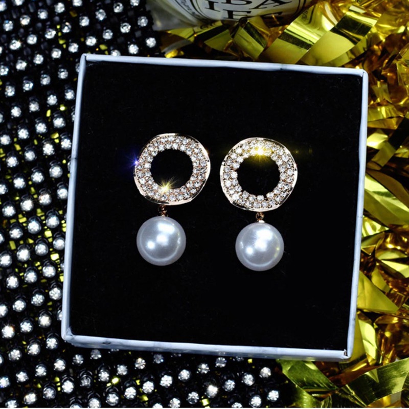 Khuyên tai dáng tròn đính đá phong cách thời trang độc đáo cho nữ