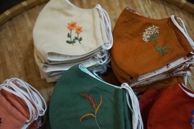 Khẩu Trang Linen Thêu Tay (Ôm sát mặt lắm ạ) | BigBuy360 - bigbuy360.vn