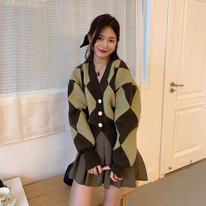 Áo Khoác Cardigan Len Nữ Cổ Chữ V Màu Nâu Đen Đỏ Thời Trang Bo Gấu 3 Cúc Dài Tay Phong Cách Hàn Quốc