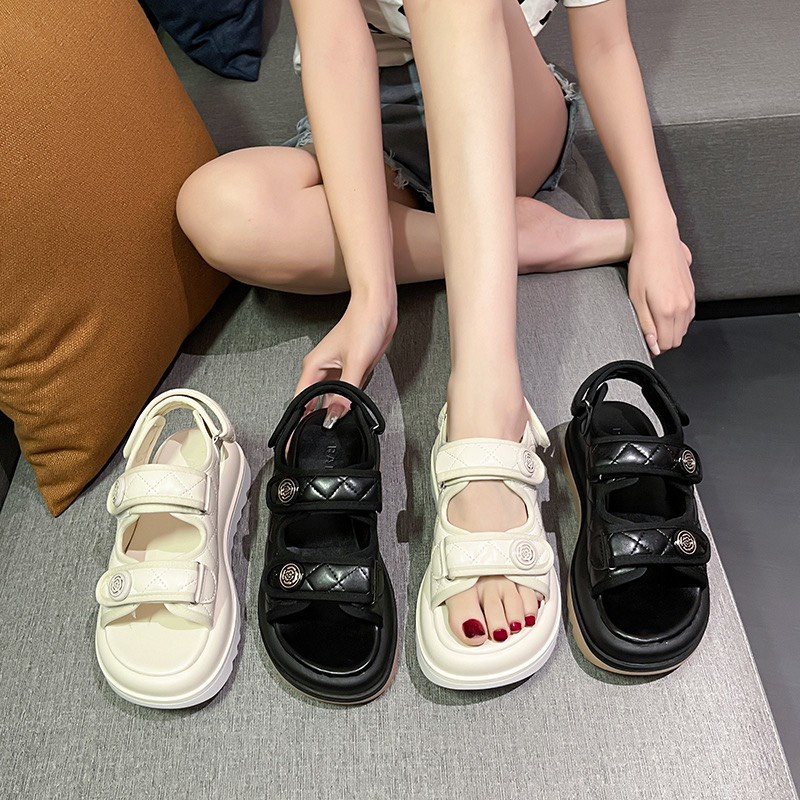 Giày sandal nữ chất da đế răng cưa 4 cm huy hiệu hoa màu trắng kem/đen