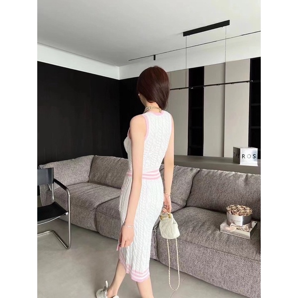 Set trang phục len cho nữ thương hiệu Balmain gồm áo len ba lỗ croptop và chân váy len dài ôm