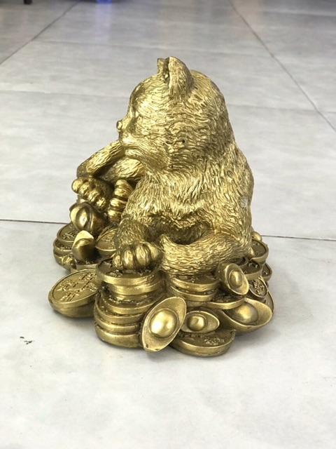 Mèo nằm trên vàng Vật phẩm Phong thuỷ Quý Mão trưng bày bằng đồng