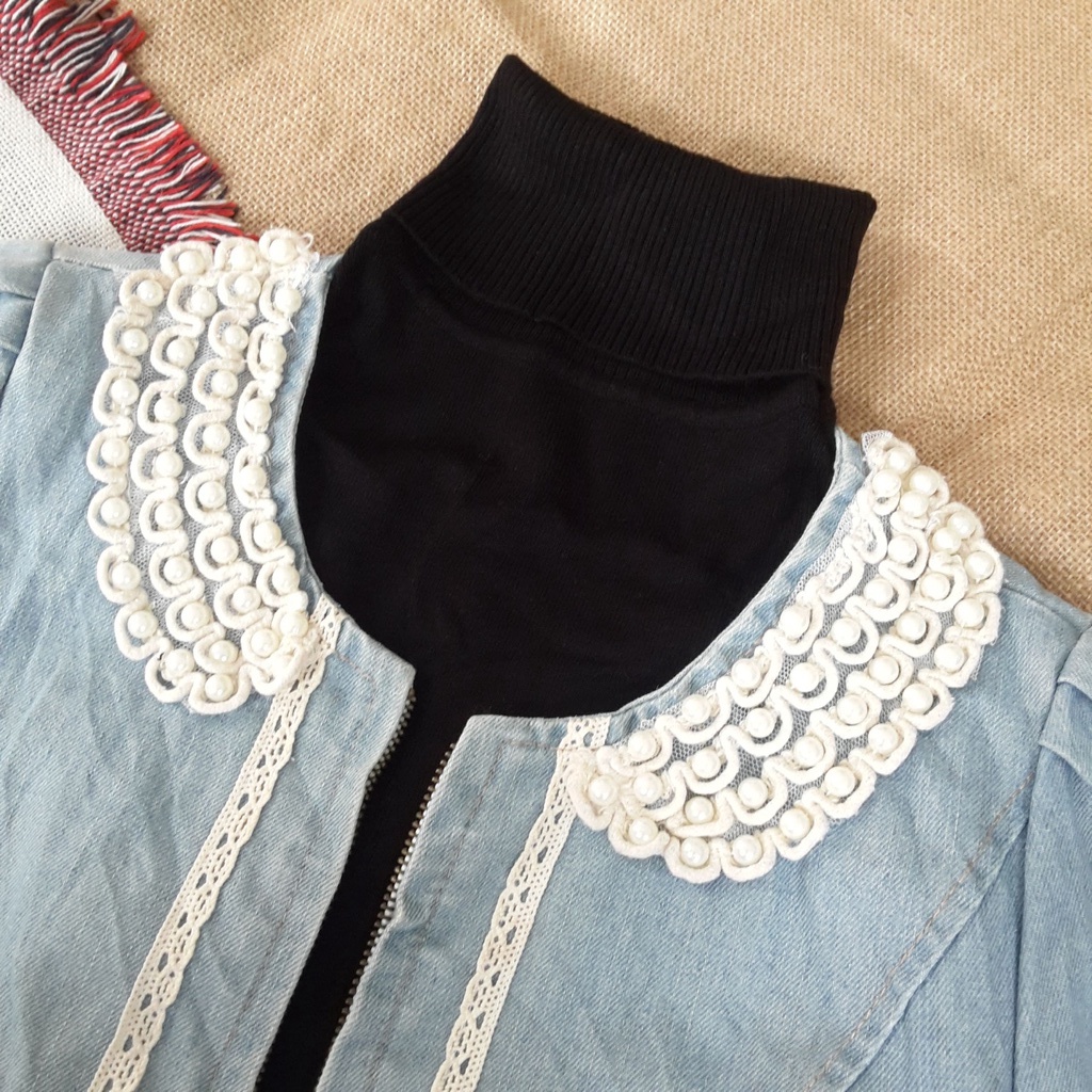 Áo khoác jean croptop, cổ đính ngọc phối ren tiểu thư