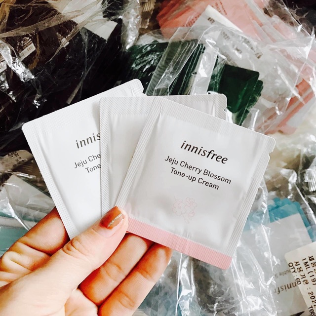 Kem Dưỡng Trắng Da Innisfree Jeju Cherry Blossom Tone-Up Cream
