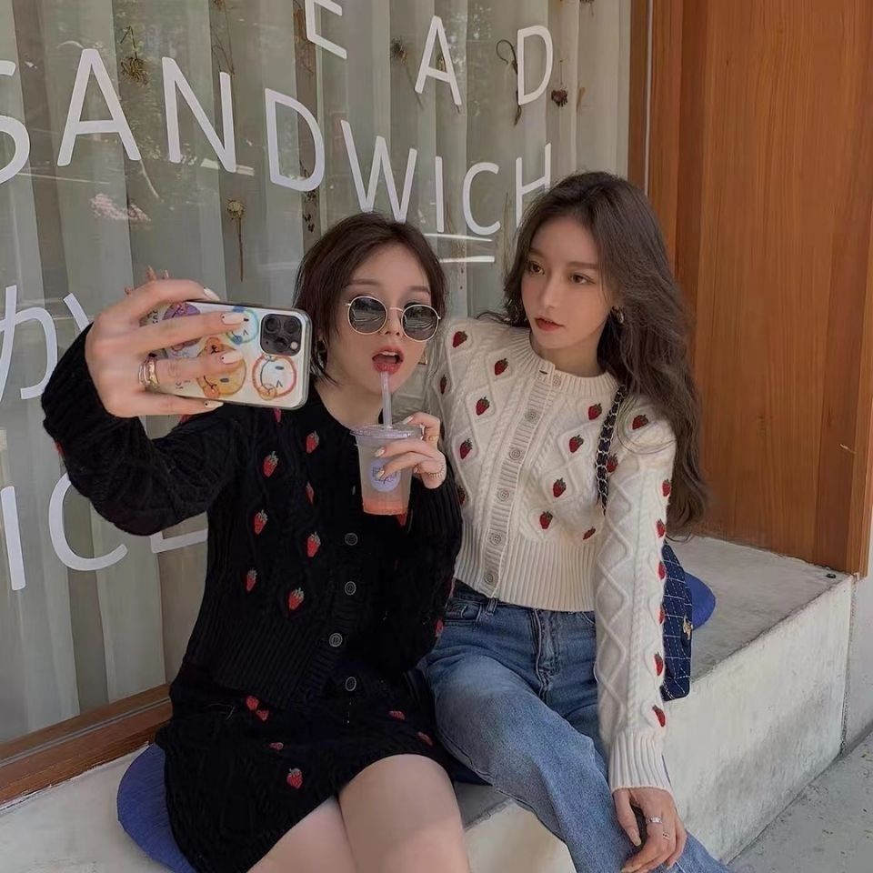 Áo khoác len cardigan tay dài thêu hình quả dâu tây thời trang cho nữ