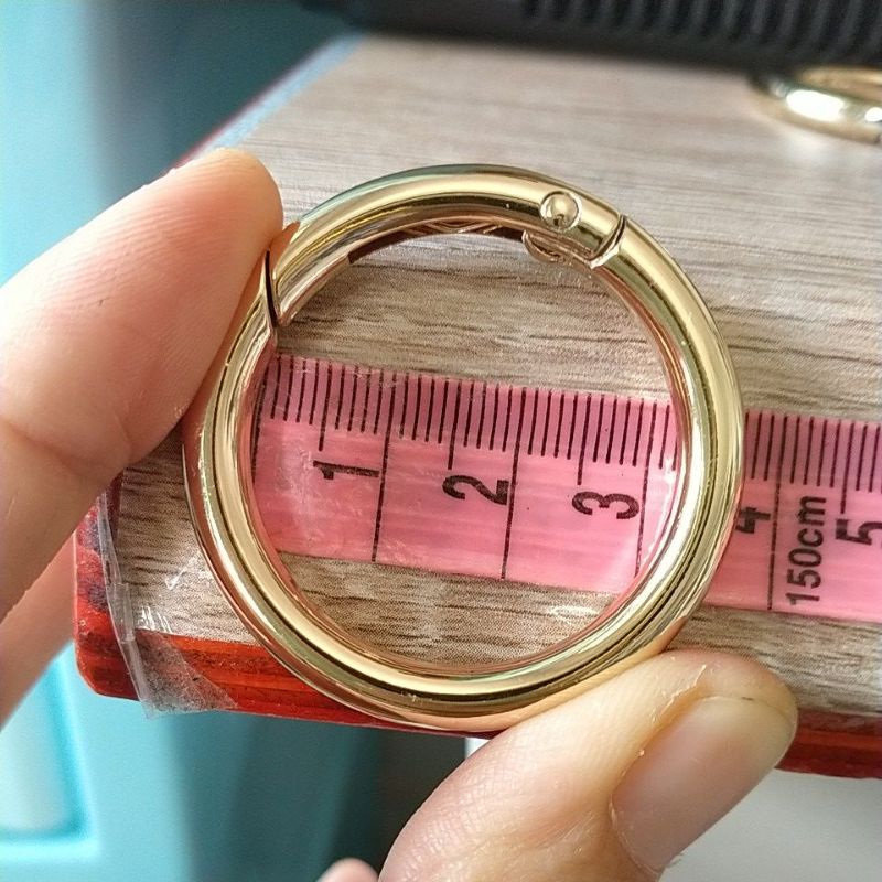 1 cặp khoen móc cua tròn, màu vàng. lọt lòng 3.2cm, không chữ