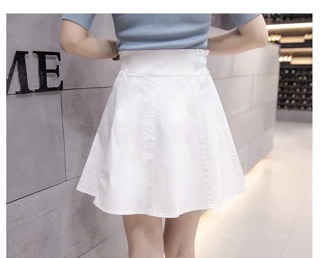 Chân váy xoè trắng