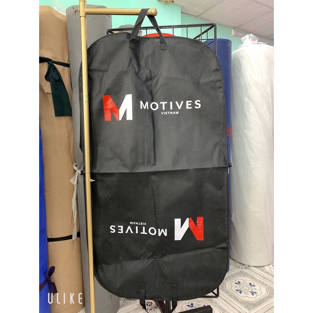 Túi trùm veston vải không dệt đen hiệu MOTIVE dây kéo vòng bảo vệ áo vest nam nữ chống bụi có quai xách hàng may dư