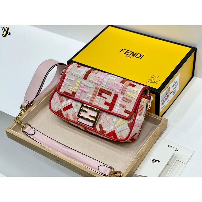 Túi xách Fendi size 25cm có nhiều màu rất đẹp