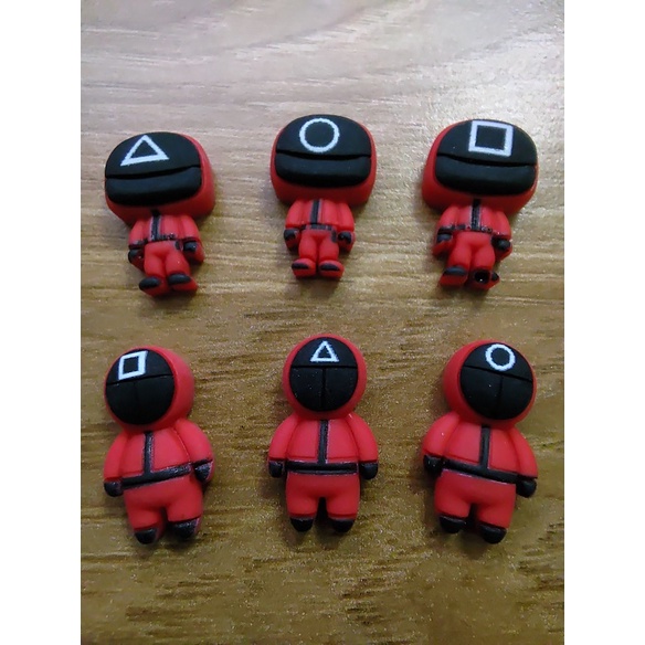 Mẫu charm nhân vật lính Squid Game cho các bạn trang trí vỏ ốp điện thoại, kẹp tóc, dán Jibbitz, DIY