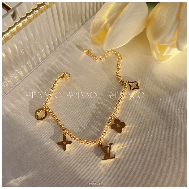 Lắc tay titan charm logo hoa thương hiệu dễ thương, dùng hằng ngày không đen .PTNACC.