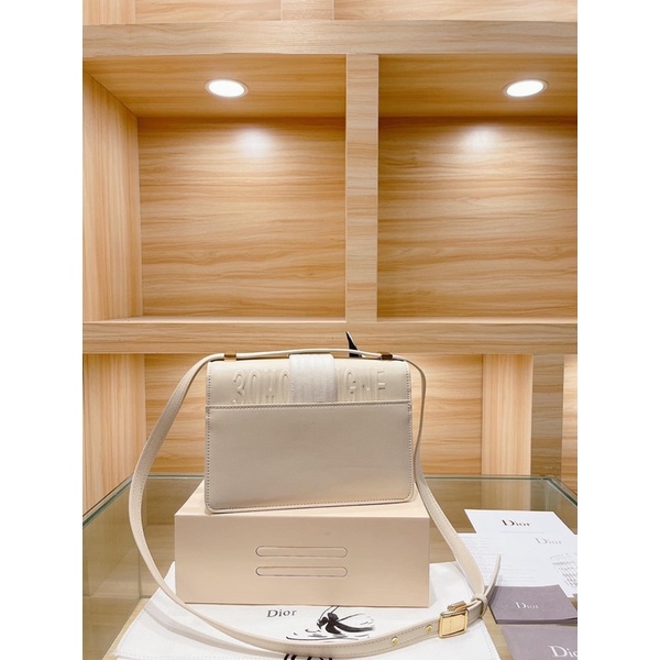 Túi trắng khoá vàng da trơn