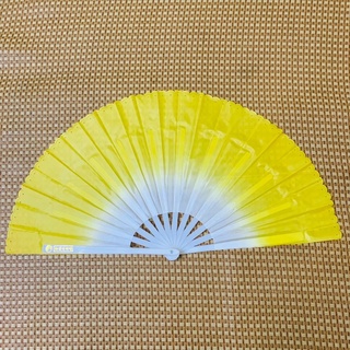 Quạt múa văn nghệ, biểu diễn, tập dưỡng sinh màu vàng