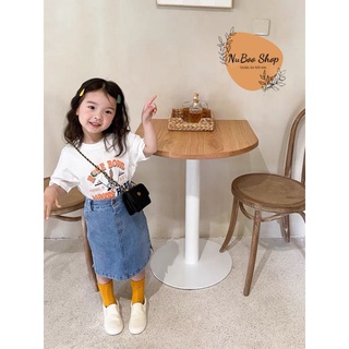 Set 2 chi tiết gồm chân váy bò kèm áo phông trắng hóa tiết cho bé gái, chân váy bò zíp cho bé 10-23kg