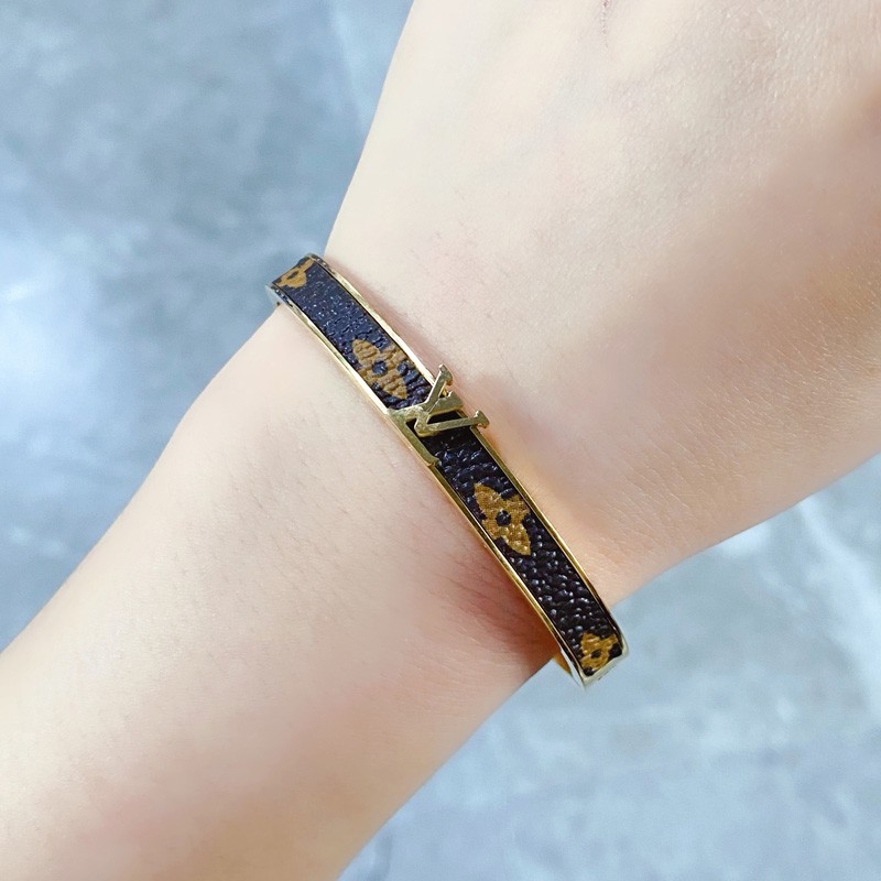 Vòng Đeo Tay Bằng Thép Titan Mạ Vàng 18K Thời Trang Cao Cấp Cho Nữ