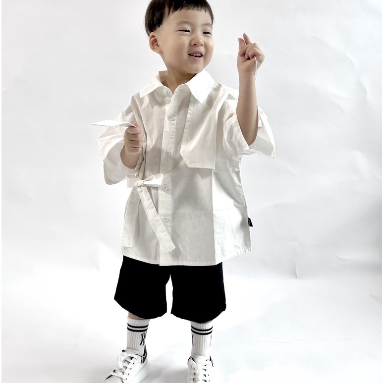 ÁO SƠ MI BÉ TRAI , ÁO SƠ MI TRẺ EM MÀU TRẮNG VÀ ĐEN KIỂU HÀN QUỐC CỰC ĐẸP LÊN PHOM CHUẨN