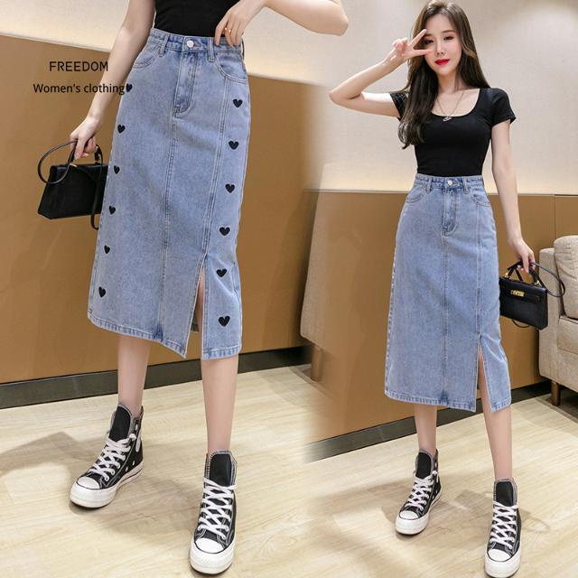 freedom  Spring / Summer 2021 váy denim mới, dài giữa có đường xẻ ở phía dưới, love thêu eo cao, ôm ngang hông