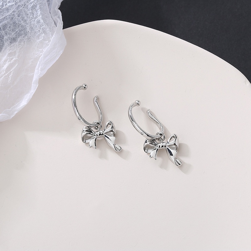 Bông Tai Dạng Kẹp Hình Nơ Màu Bạc Dễ Thương Cho Nữ