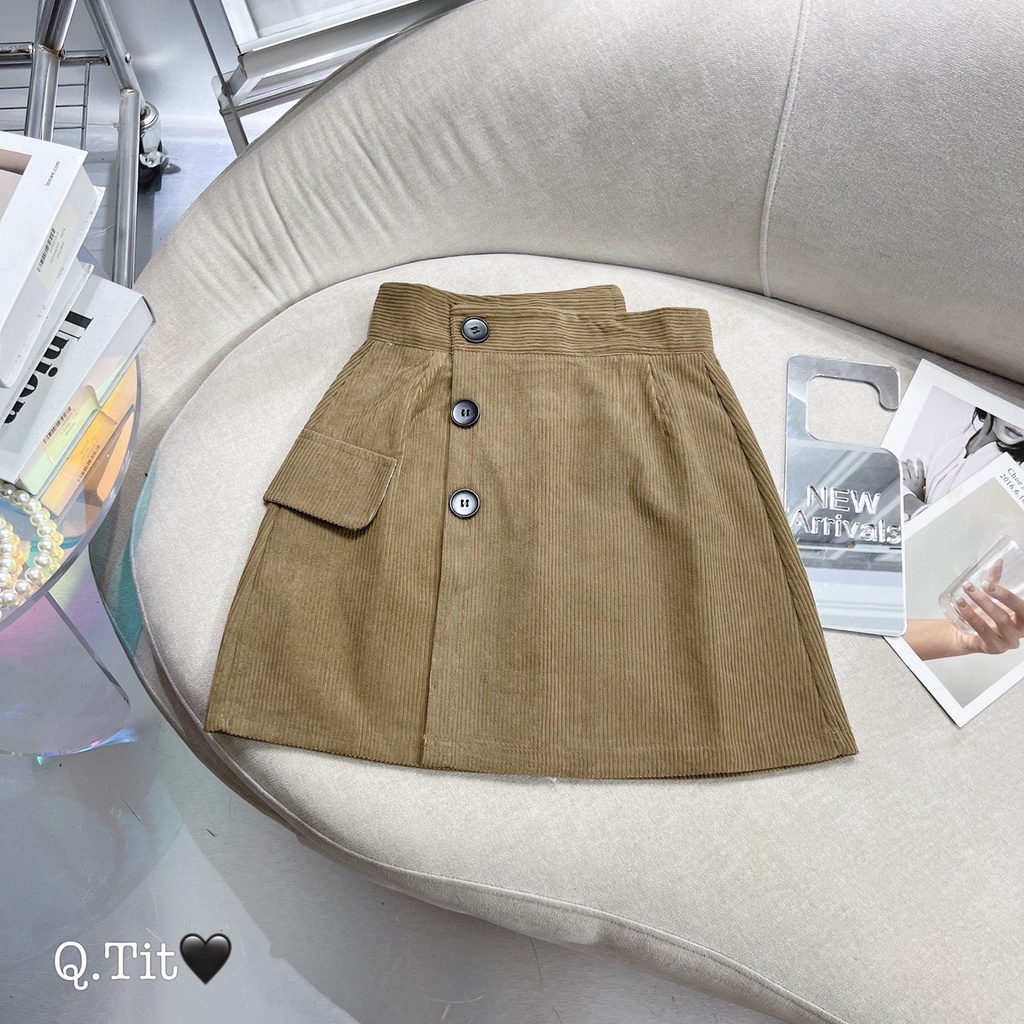 Chân váy nhung chữ A, đính 3 khuy lưng cao, có lót quần bên trong