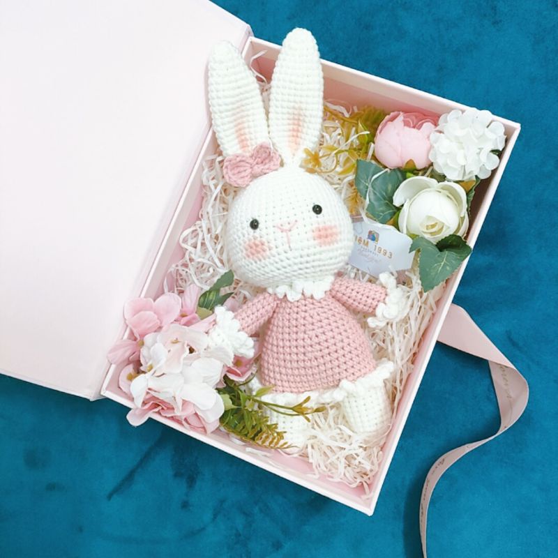 Quà tặng Tết thiếu nhi Thỏ bông móc len kích thước 26cm