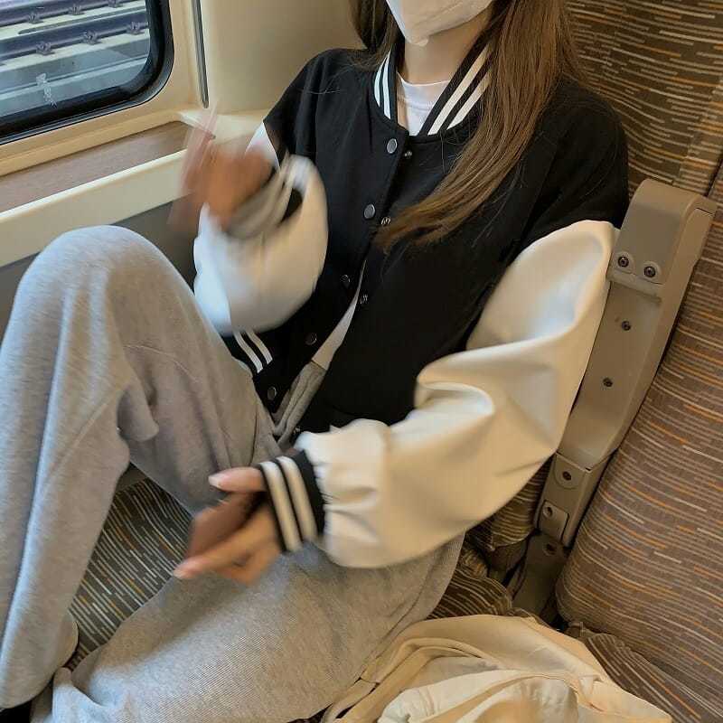 Áo khoác bóng chày dáng ngắn màu đen và trắng phong cách Mỹ đường phố 2021 thời trang xuân thu