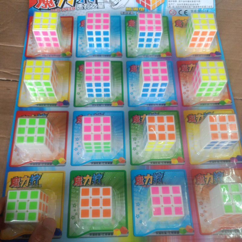 lẻ 1 chiếc rubik bản đẹp vừa vặn trên tay bé