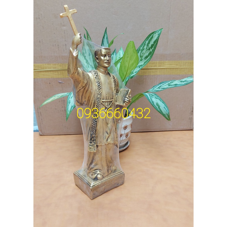 Tượng cha Diệp  tay nâng thánh giá cao 35cm xi  ánh đồng