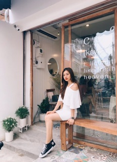 Đầm cổ V trắng