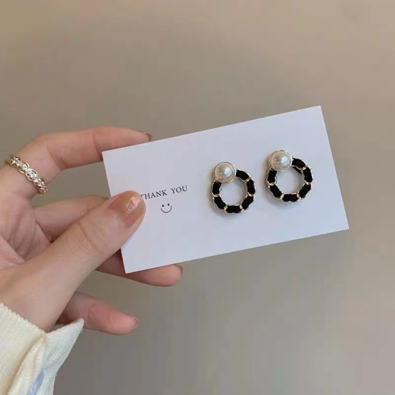Khuyên Tai Nhung Đen Đính Ngọc Trai Sang Trọng Thời Trang