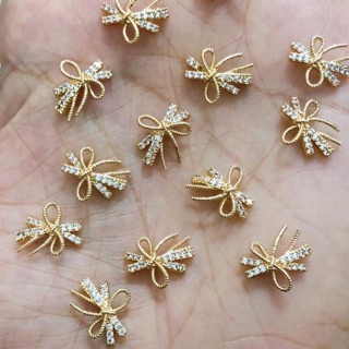 Charm nơ vàng đính đá, charm nơ quốc dân